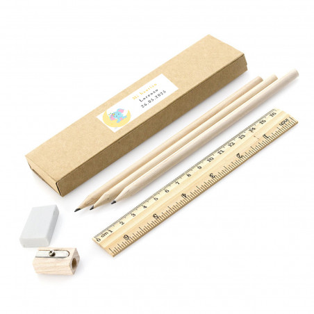 Lápices de madera con goma sacapuntas y regla en caja personalizada con adhesivo de bautizo