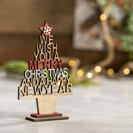 Arbolito de navidad pequeño sobre mesa presentado en caja de cartón cuadrada