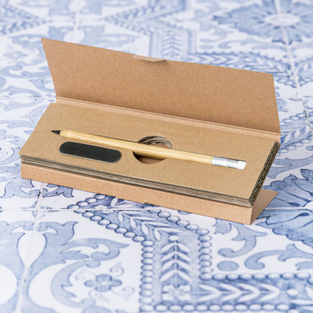 Lápiz infinito con goma en caja de cartón y adhesivo personalizado