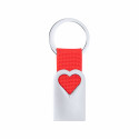 Llavero de aluminio troquelado de corazón y cinta roja en estuche de presentación con adhesivo romántico