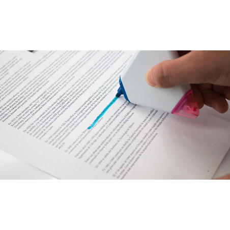 Marcadores fluorescentes en sobre rojo decorado con adhesivos marvel para regalo personalizado