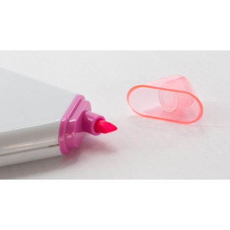 Marcadores fluorescentes en sobre rojo decorado con adhesivos marvel para regalo personalizado