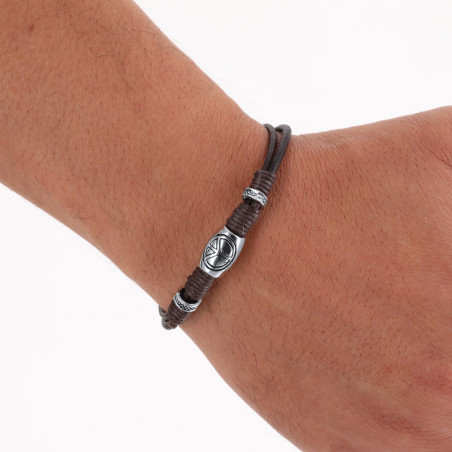 Pulsera de piel con el símbolo de la paz presentada con sobre para bautizo