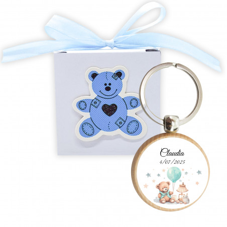 Llavero de madera con adhesivo personalizable en caja de oso para detalles de bautizo