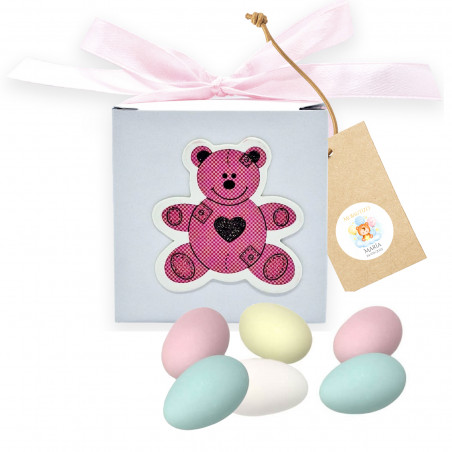 Peladillas de colores pastel en caja con oso rosa y adhesivo personalizado para bautizo niña