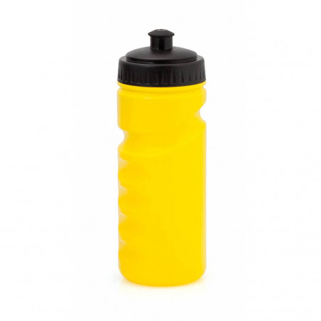 Mochila saco en forma de camiseta y bidón amarillo para bebida con adhesivo para amigos