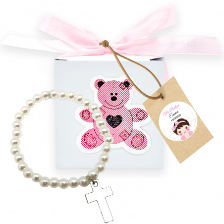 Pulsera perlas con cruz en caja de oso rosa con etiqueta personalizada para detalles bautizo niña