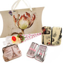 Set de Manicura con Monedero y Toalla en forma de Flor presentado en caja con asa