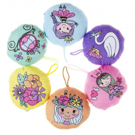 Cojín redondo infantil de princesas en surtido en bolsa decorativa rosa y adhesivo para personalizar de gaby y sus amigos