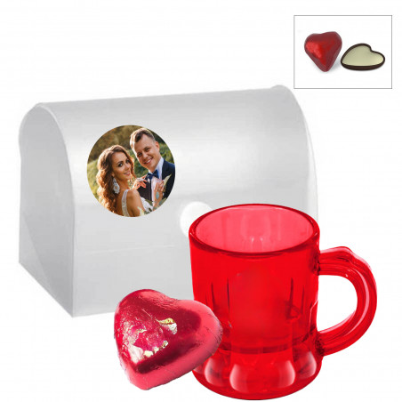 Vaso de chupito y bombón corazón personalizado con adhesivos con imagen presentado en baúl