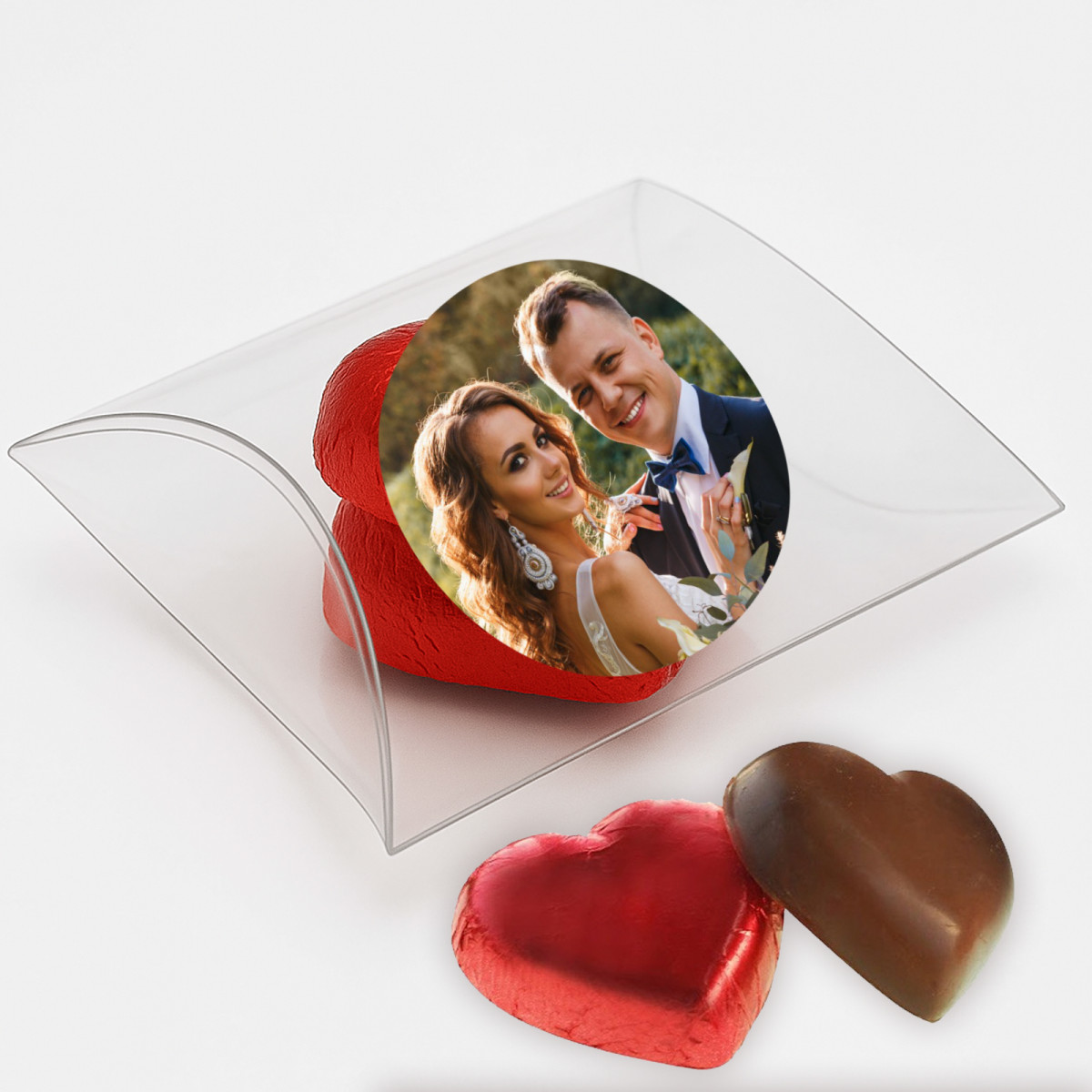 Bombones en forma de corazón de chocolate con adhesivo personalizado
