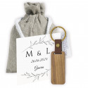 Llavero de madera con tarjeta impresa y bolsa para detalles de invitados boda