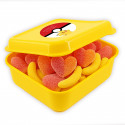 Fiambrera amarilla con adhesivo pokemon y golosinas para fiestas infantiles