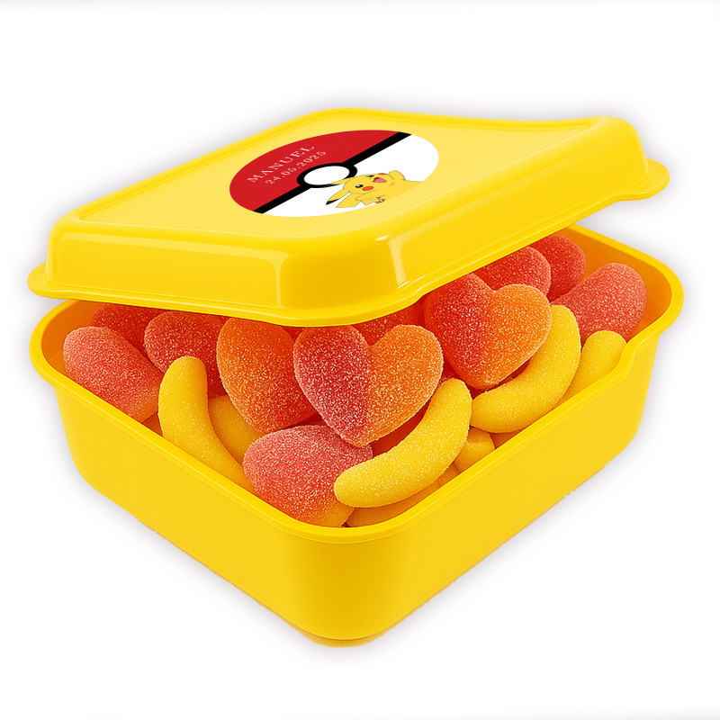Fiambrera amarilla con adhesivo pokemon y golosinas para fiestas infantiles