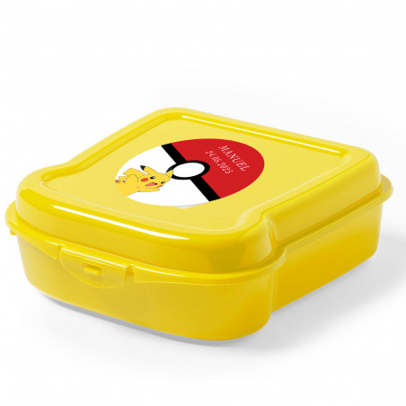 Fiambrera amarilla con adhesivo pokemon y golosinas para fiestas infantiles