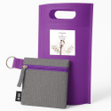 Monedero de tela reciclada en bolsa morada y adhesivo personalizado para boda