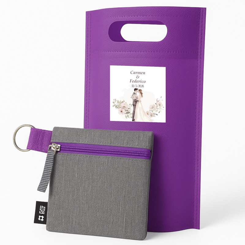 Monedero de tela reciclada en bolsa morada y adhesivo personalizado para boda