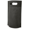 Cargador de móvil inalámbrico en bolsa negra con adhesivo personalizado de iniciales para bodas