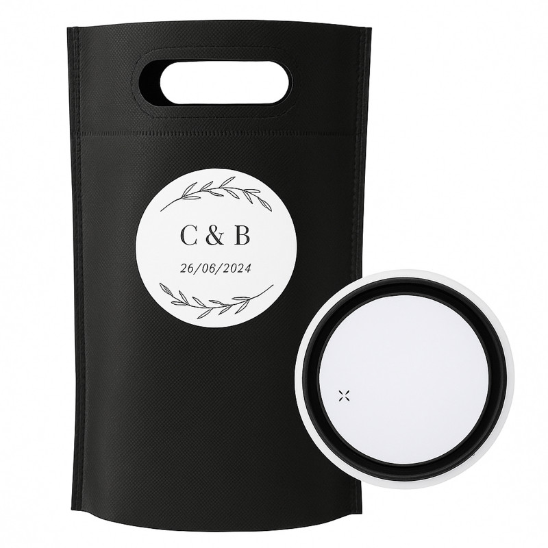 Cargador de móvil inalámbrico en bolsa negra con adhesivo personalizado de iniciales para bodas