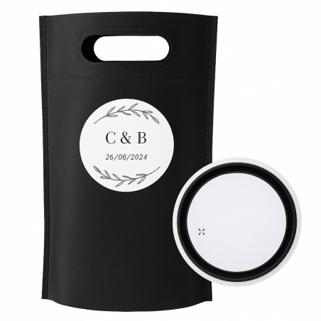 Cargador de móvil inalámbrico en bolsa negra con adhesivo personalizado de iniciales para bodas