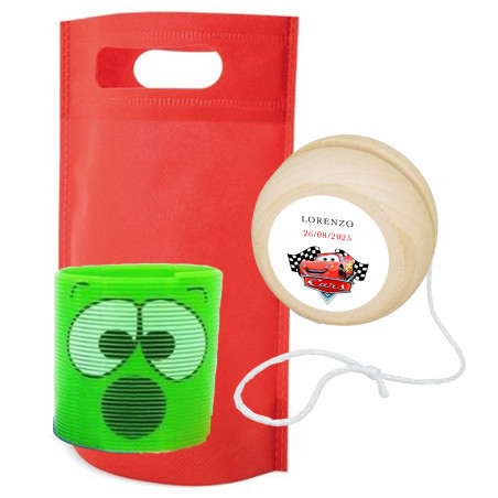 Detalle de cumpleaños con muelle y yoyo personalizado con adhesivo de cars para fiestas infantiles