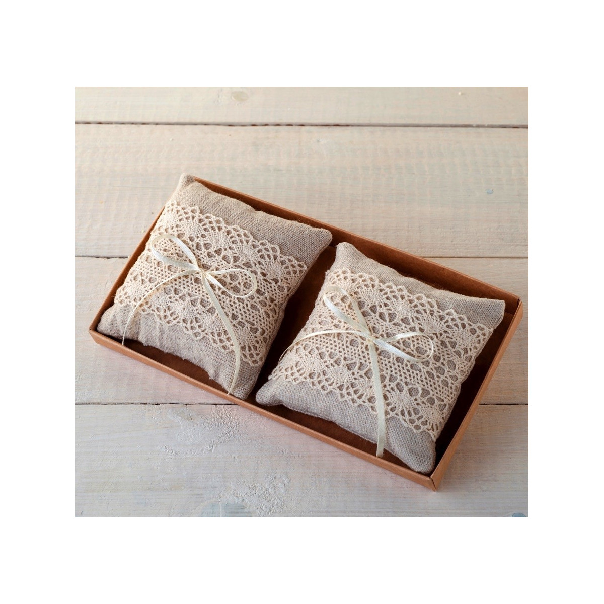 Bandeja kraft con 2 cojines alfileteros puntilla marfil